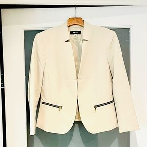 Light and chic blazer jacket with pockets!